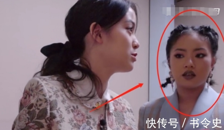 综艺节目滤镜有多强?当戚薇和王菊失去补光灯后,肤色对比太真实