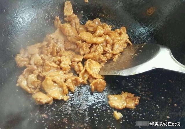 大厨：不管腌什么肉，别只放盐，多加“2种料”，肉质嫩滑炒不老