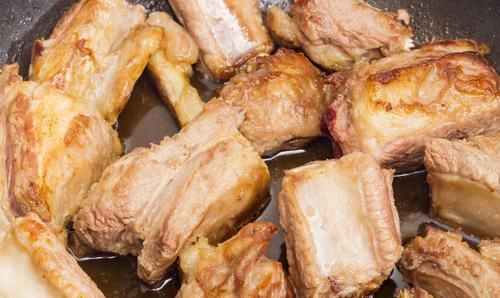 炖排骨汤时，别直接加水就炖，牢记3个妙招，味道不比饭店里的差