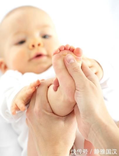 脊椎|父母要经常抚摸孩子这几个位置,孩子不仅睡得香,大脑也会更聪明