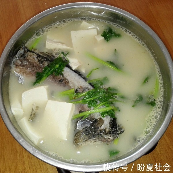 鲫鱼|鲫鱼炖豆腐的最简单做法，汤汁浓郁奶白，鱼肉鲜嫩不粘锅，吃不够