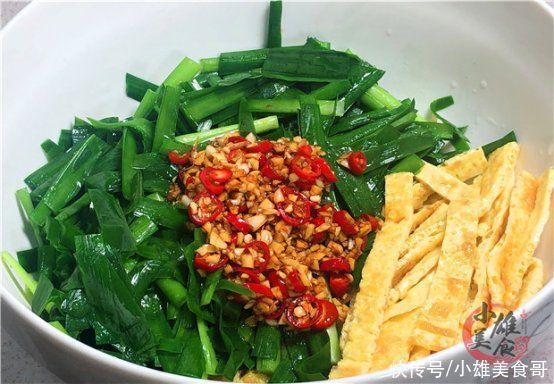 跟着我一起|吃了30多年韭菜，做法头一次见，满满的一大盘，上桌都不够吃