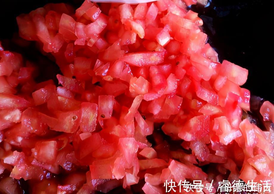 牛奶|2个鸡蛋，半杯牛奶，搅一搅煎一煎做成厚蛋烧，早餐吃营养健康