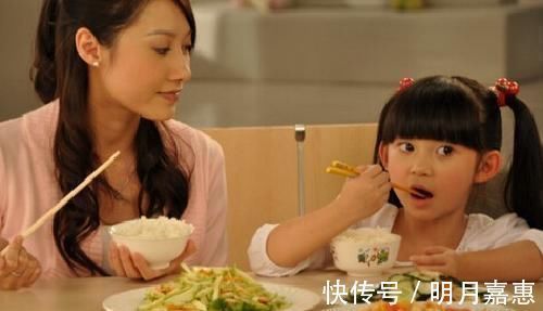 玉姐|孩子个子矮体重轻,越补越干瘦医生是积食,做好这3件事就行