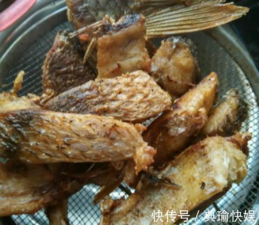 炸鱼块时，裹面粉还是淀粉很多人没用对，难怪吃着不酥脆还吸油