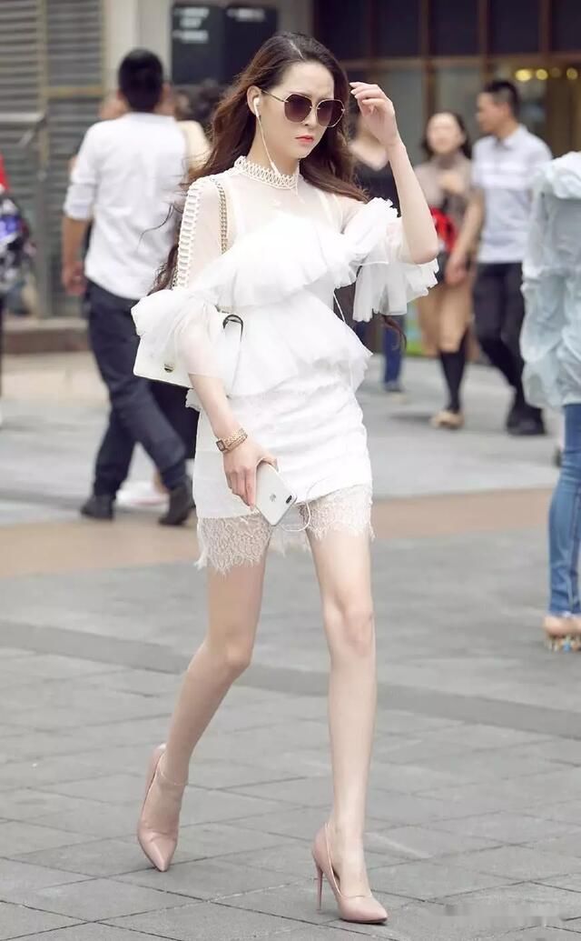 街拍|街拍：美女搭配高跟鞋，秀出优雅新姿态书易