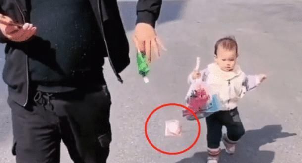 袋子|“最抠门宝宝”捡钱火了,果然“财迷”是不分年龄大小的