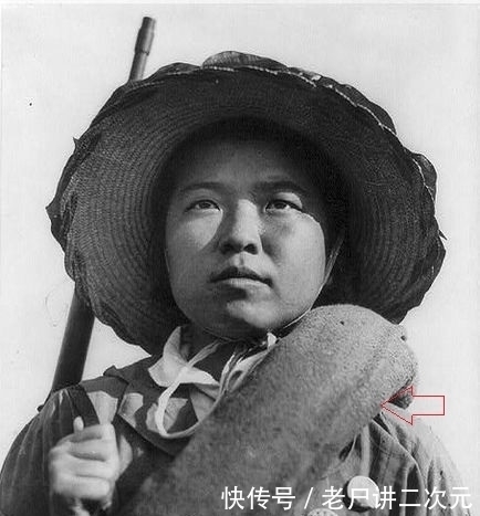 抗日战争|抗日战争中,中国女兵为什么身上都绑着一个又圆又粗的东西?