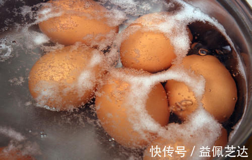 蛋壳|煮鸡蛋为什么总开裂,还粘壳掌握3个技巧,鸡蛋不开裂很好剥壳