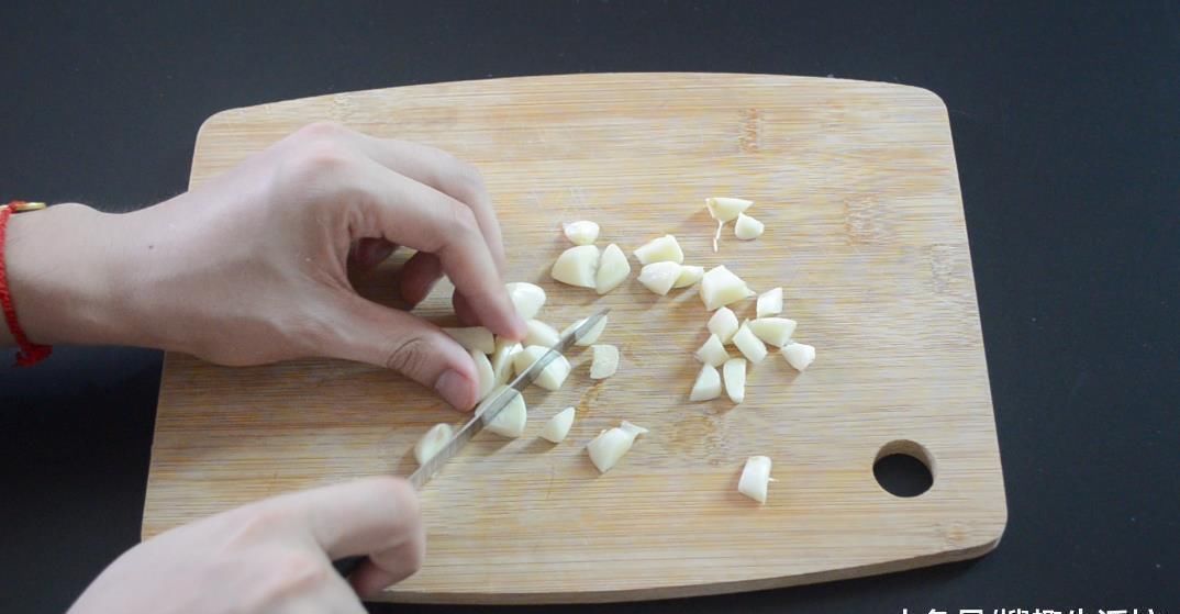 大蒜和白醋混合在一起, 这个作用太棒了, 解决了很多人的烦恼