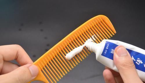 在梳子上涂抹牙膏，作用真厉害，解决了一个大烦恼，看完涨知识了