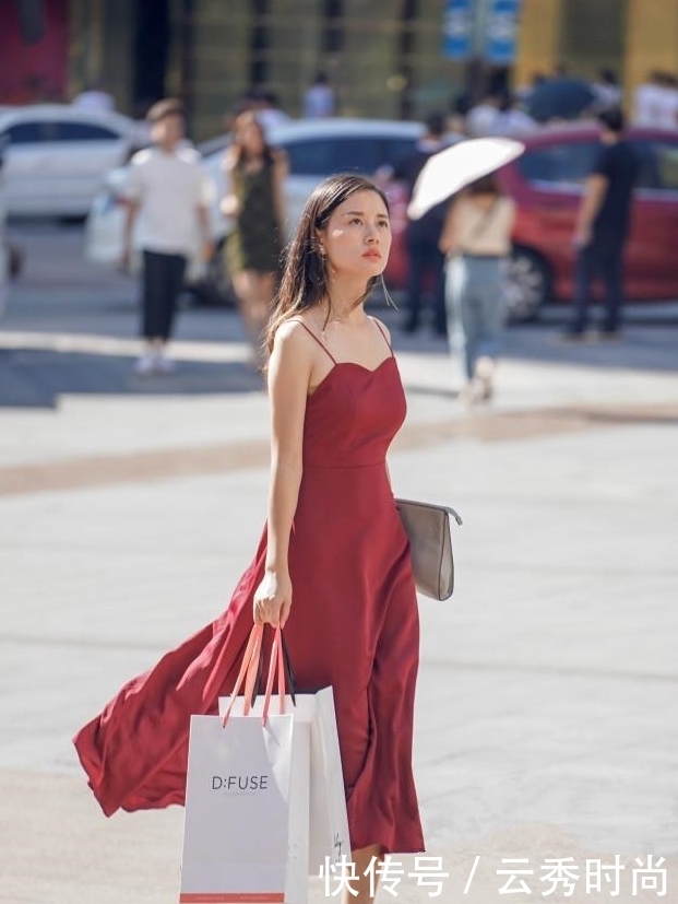 身穿|身穿连衣裙,小姐姐气质温婉文雅,非常耐看