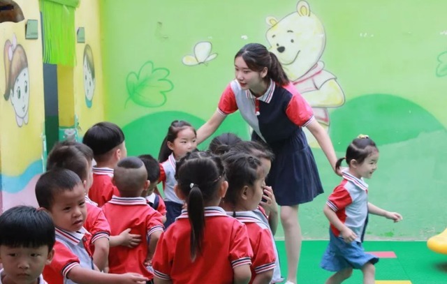 仪容|“最治愈幼师”走红,台下领舞笑容超甜,网友:妈妈,我恋爱了