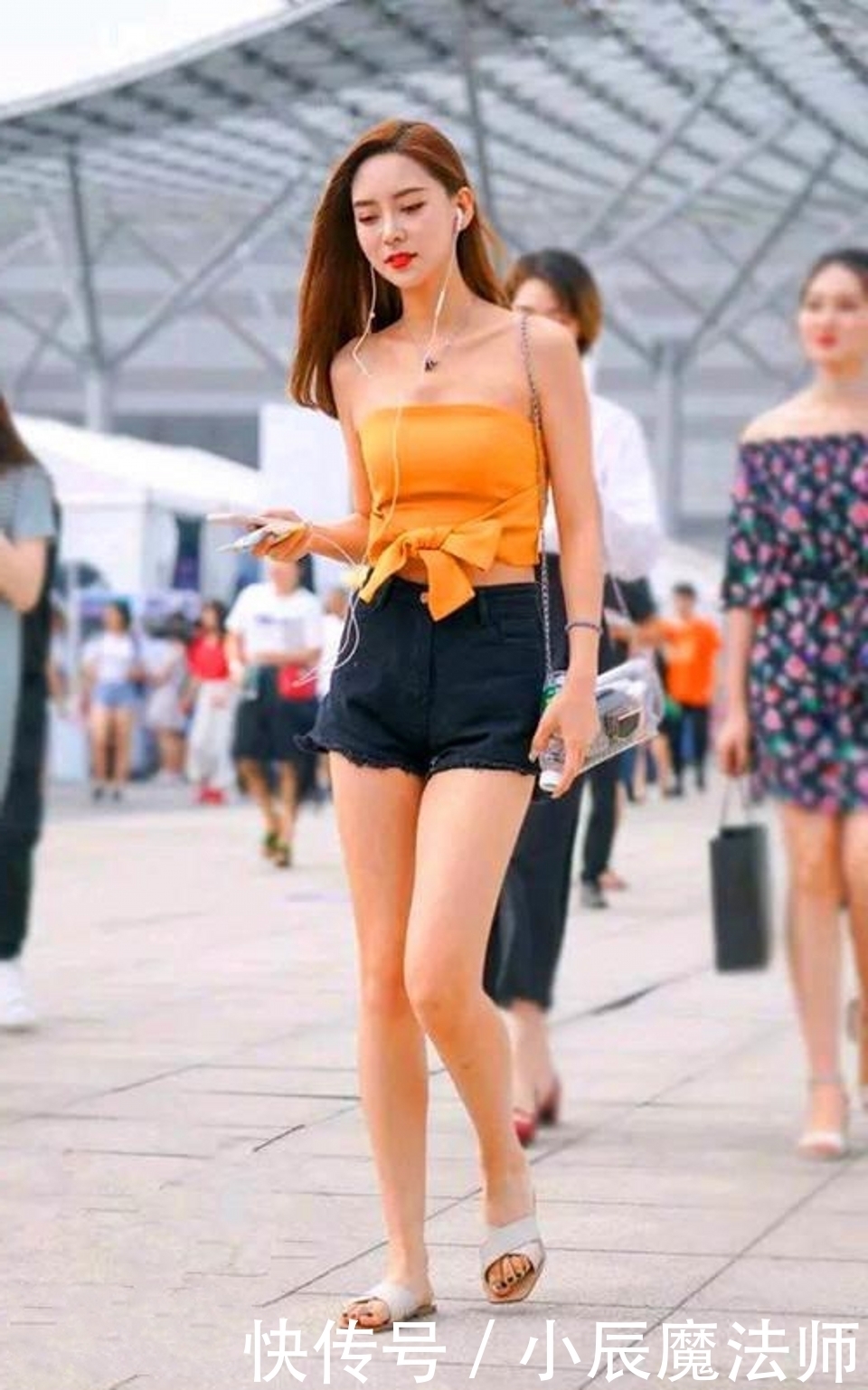 身材|路人街拍,一头靓丽的秀发,美女看起来很有运动潮人的感觉