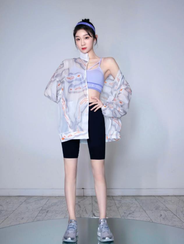 出鏡|李子璇的“綠茶坐”火了, 看她雙腿怎么放, 賊顯腿長