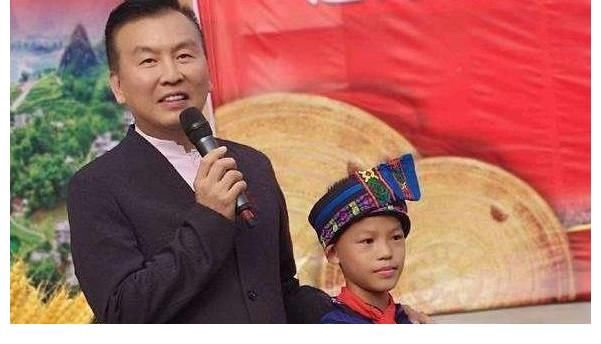 张泽群|曾6次主持央视春晚,3次向董卿求婚获董母大力支持,55岁终于当爹