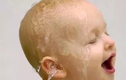 母乳|新生宝宝有这几个表现说明宝宝发育的好 说不定你家宝宝也有