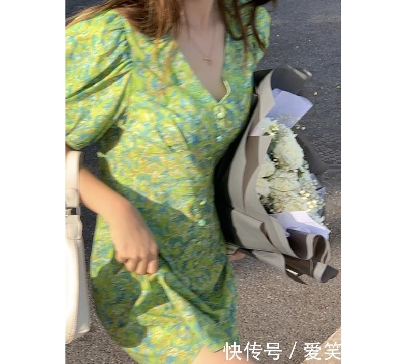 绿色|泡泡袖连衣裙，绿色碎花V领