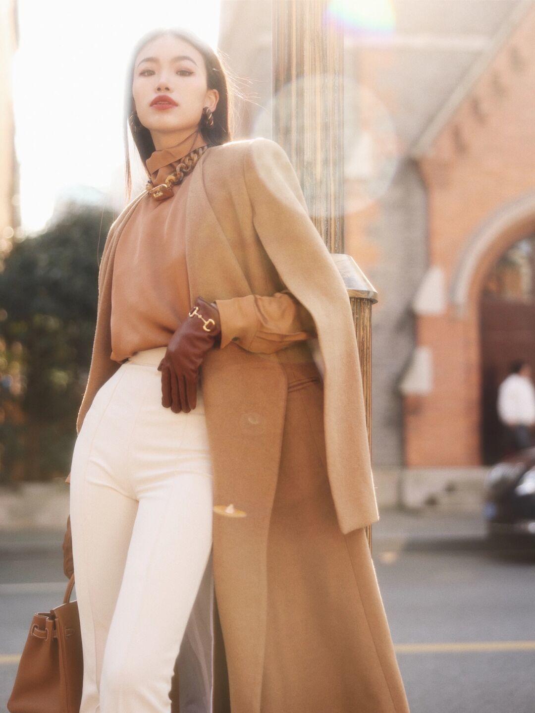 黄黑皮 气质女人穿衣要讲究,看看这些简约高级的“大衣”穿搭,保暖时髦