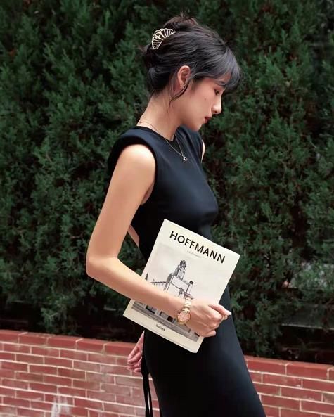  造型|袁立美得真招摇，绿色高跟鞋配大粉裙不俗气，超大项链成了亮点