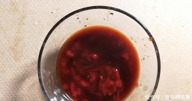 金针菇是一种简单美味的开胃菜下饭,满足一个人的渴望