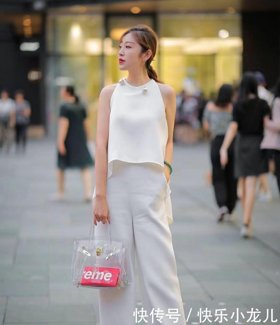 街拍小姐姐一件黑色上衣搭配白色裤子,解锁上班族穿搭