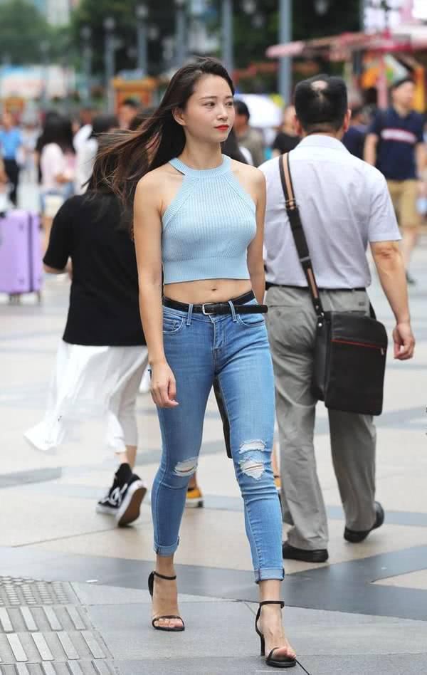 精美大气又非常清爽的感觉，牛仔裤展现简洁的休闲风格，看起来更有格调