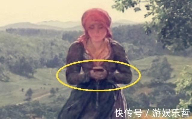 瓦儿$古画中出现智能手机,是穿越者的身影被画下来了吗