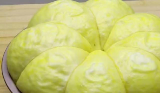 面粉里打3个鸡蛋,不蒸馒头不烙饼,松软香甜,比吃肉还香,解馋