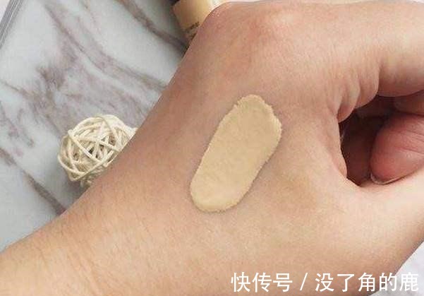 定妆 夏季涂粉底时,多数人总犯这3个“错误”,难怪会浮粉卡粉脱妆