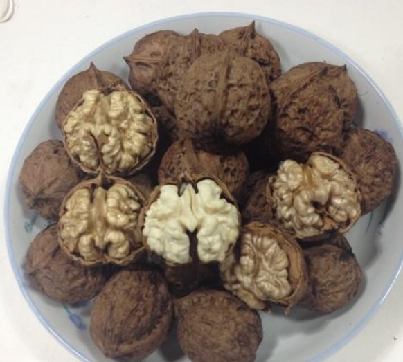 核桃壳|吃核桃都把核桃壳扔了大错特错!缓解咽炎效果好,别再扔了!