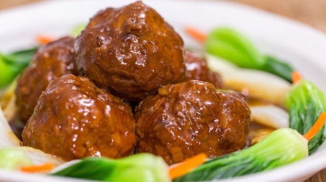 做红烧狮子头，牢记“调肉馅”方法，做好后软糯入味，口齿留香