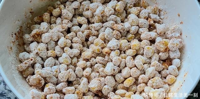 试一下|香喷喷的椒盐玉米,下酒下饭都不错,做法简单又美味,值得一吃