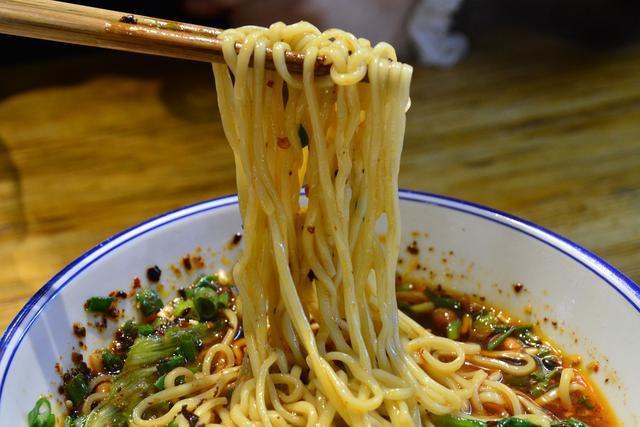 在家炸油条详细解析提前一天用温牛奶和面，下锅前必须使劲拉扯