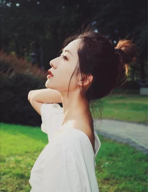 长发直发失宠了，今年流行丸子发型、碎发高马尾，简单清爽易打理