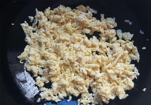 这菜春季正时令，鲜嫩多汁又实惠，5块钱3把，烙菜盒子就是香