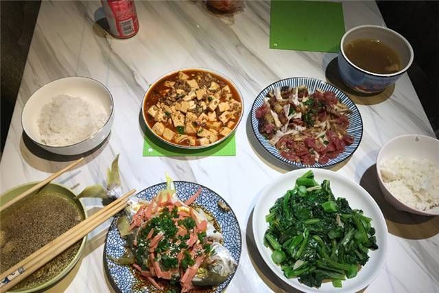 闺蜜带孩子来家里串门,我下厨做一桌菜招待,孩子吵着明天再来