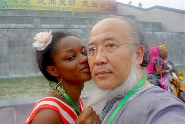 绘画@画家杨彦为激发灵感,53岁情定非洲,耗费四千万迎娶24岁黑人美女