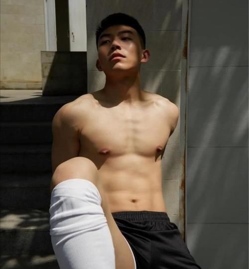 体育生|颜值高、身材棒,让人着迷的21岁大三体育生,这样的男生太有魅力