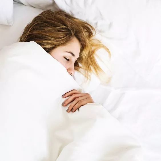 蒙头|睡觉不对显老又伤身，这十大错误习惯，第一个你就经常做