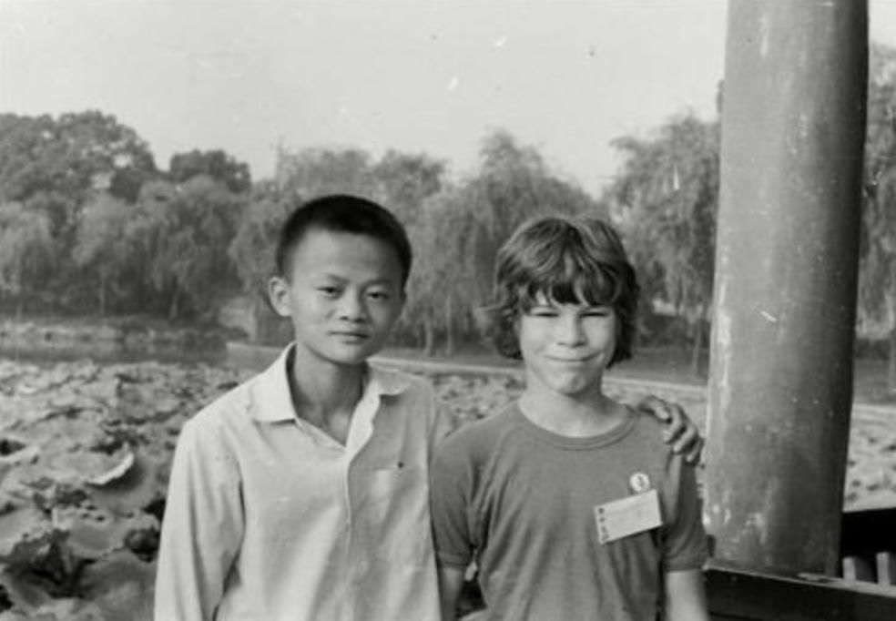 年前|35年前，一对父子每年资助马云400元上学，马云怎样报恩的？