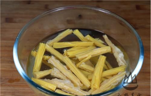 腐竹淋入1个鸡蛋，没想到这么好吃，无需油炸，美味又下饭！