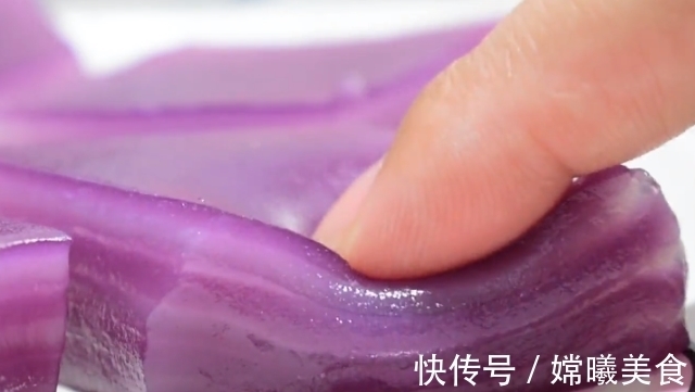 晶莹剔透|我家紫薯不蒸也不煮，简单2步做成千层糕，软嫩Q弹，好吃停不下来