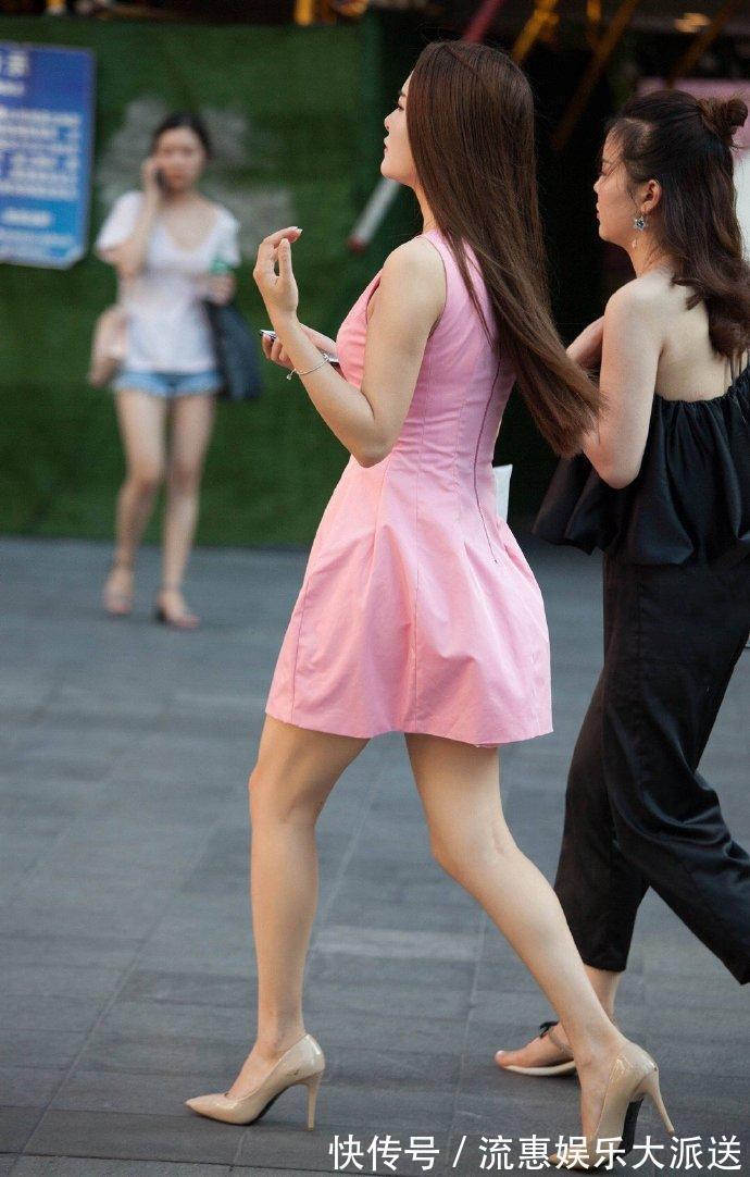 小姐姐 姐姐的气质是越来越好了,粉色连衣裙一穿,嫩的像少女一样