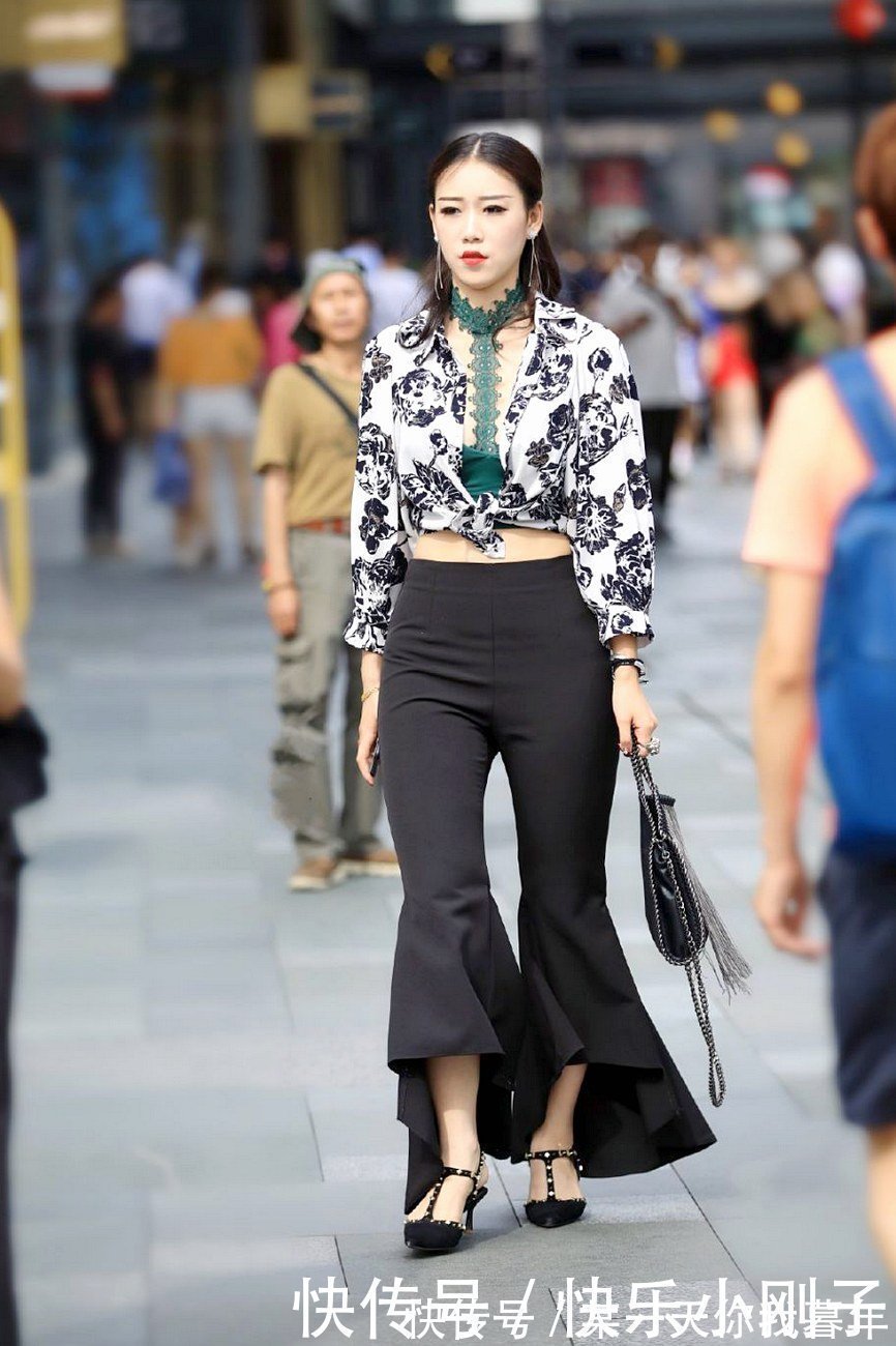 时髦 复古的喇叭裤又流行起来,完美的穿衣风格,时尚舒适又有气质!