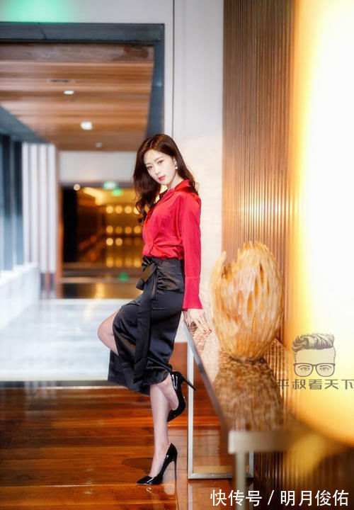 身材|美女穿搭：小姐姐爱穿红色休闲衬衫配紧身黑色开叉裙，性感妩媚，熟女风超吸引人！