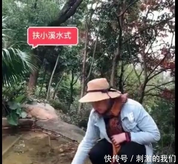 老外|老外模仿中国大妈拍照，画面过于真实！网友：撩水的不是我妈吗