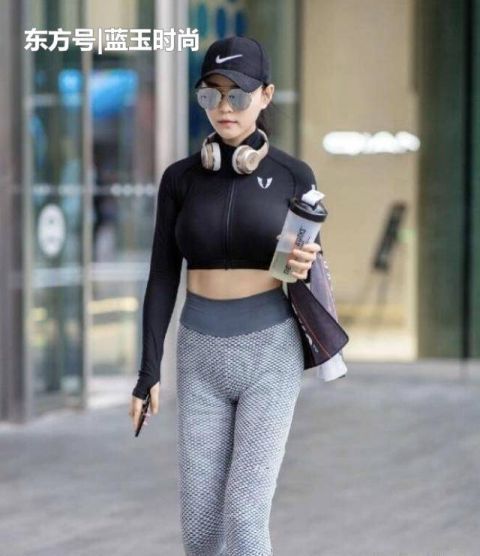 神韵|街拍打底裤的穿着更显美女的时髦神韵,可爱清纯,更加气质动人