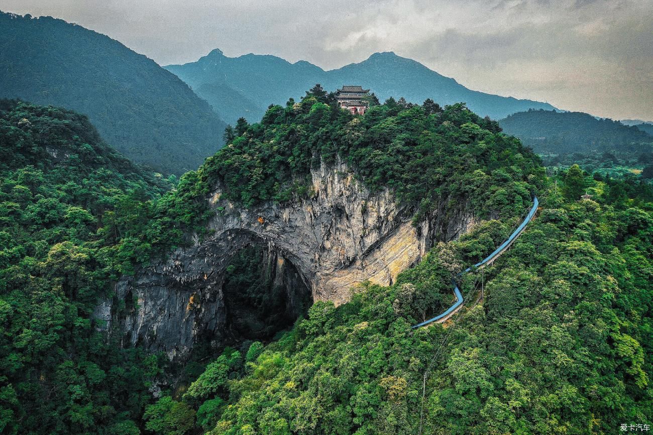 天门中断楚江开,碧水东流至此回—天门山