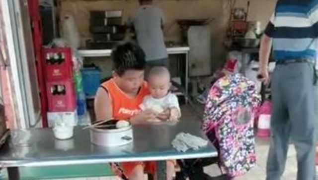 妈妈|哥哥带着妹妹去吃早餐,妈妈偷偷跟着,看到哥哥的做法忍不住落泪